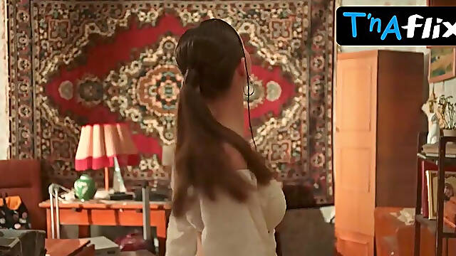 Polina Gukhman Sexy Scene in Kotostrofa