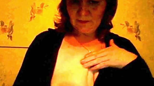 Mature Russian Amateur Irina Shows Off on Webcam