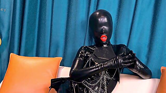 Two women fetish latex asslicking and anal mff