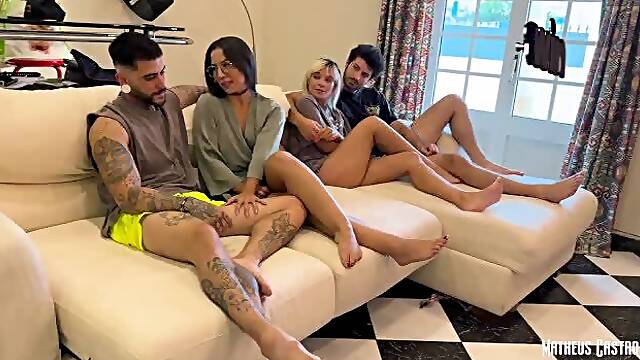 FODI COM A NAMORADA DO MEU AMIGO E ELE FODEU COM A MINHA - com Itsxlilix