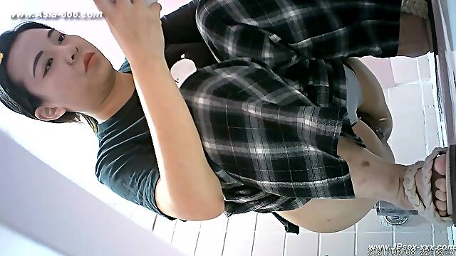 Chinese girls go to toilet.290