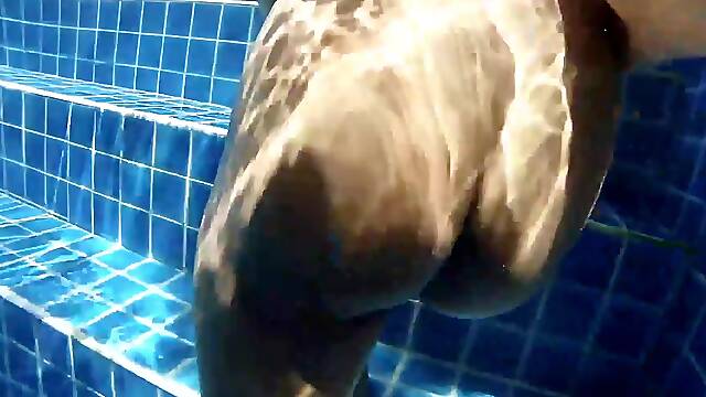 Noodee In Pool - Videos - JohntronX