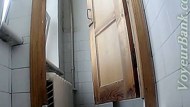 White lady with big booty pisses and shows her ass closeup on hidden cam