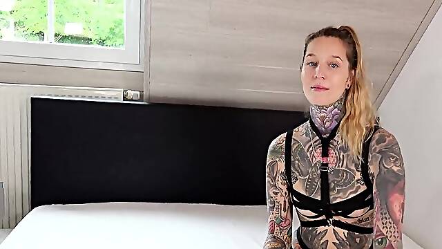 Lisa uses a sex toy while penetrated by a big penis