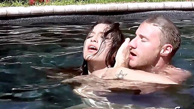 Saucy Vixen Incredible Underwater Sex Video