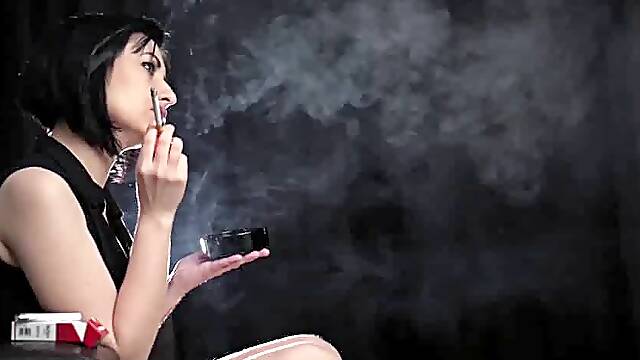 Smoking Lia Marlboro 100s 02 Edited