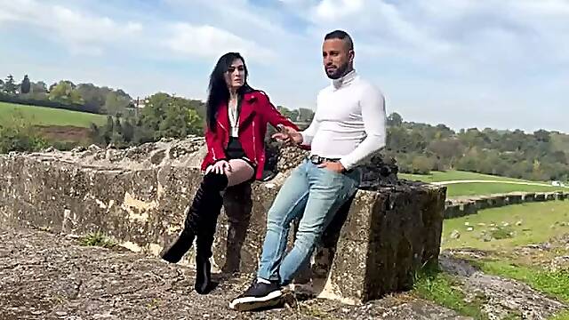 Marina se fait tirer dans la cour du chateau