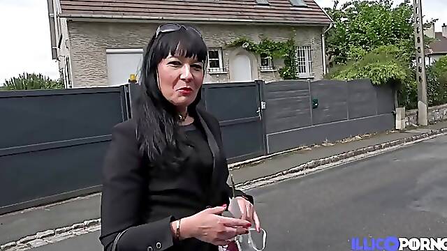 Berenice is a married woman who likes to have casual sex with various handsome guys