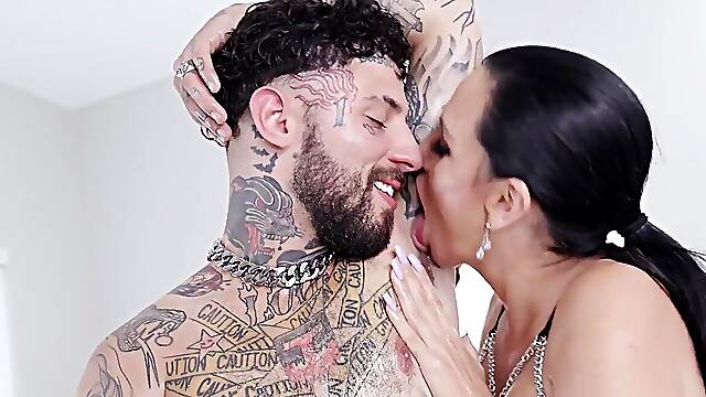Tatted Tommy pounds Sandy Love after her hot blowjob