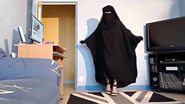 Musulmane seins nus en niqab et jilbab