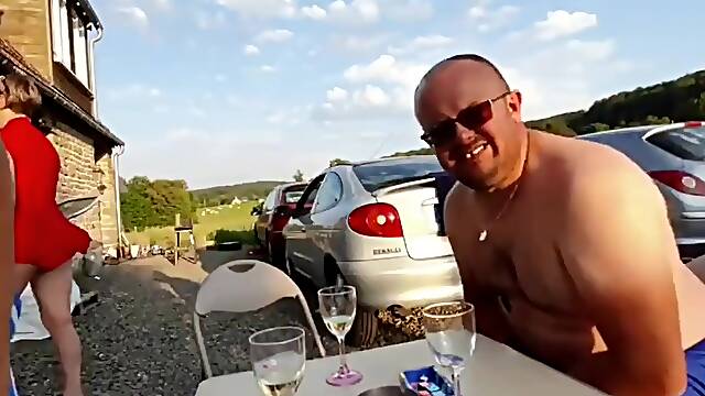 L apéro se termine par un trio avec 2 mecs