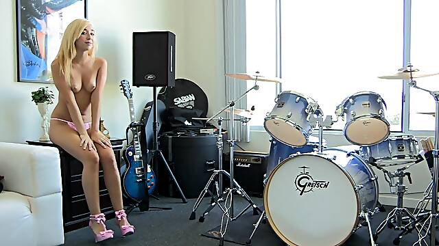 A very perverted solo model Jayde is in action