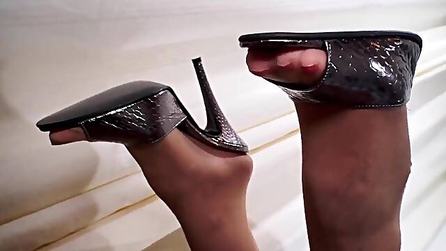 Lady Victoria Valente: Intense training for foot slaves