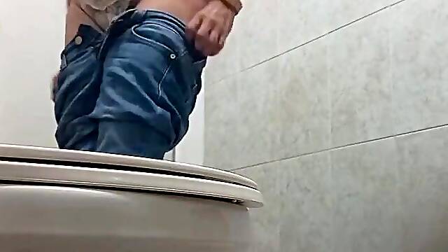 MAMMA PISSING IN THE BATH DURING THE TIME THAT EXPOSING HER CHARMING SHAGGY TWAT.