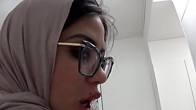 Marocaine giant donk Stepmom nailed Hard By Her Stepson While Daddy is Outside