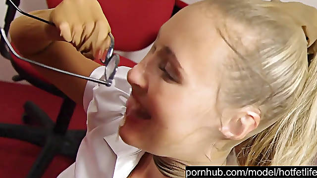 Secretary encased in tights makes handjob + blowage to her manager and gets sperm on her nylon face