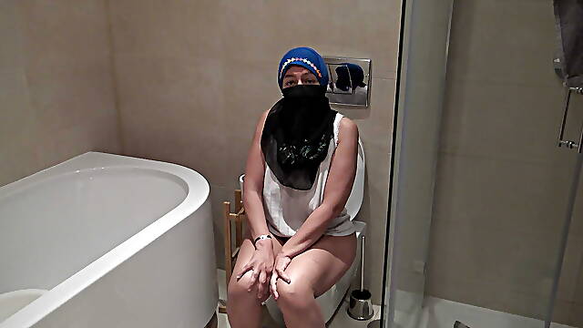 Syrian Wife In Germany Shows Stepson How Women Pee