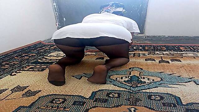 Horny mature carpet wiping black nylons