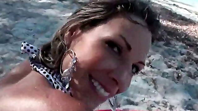 Vraie bonnasse en levrette sur la plage