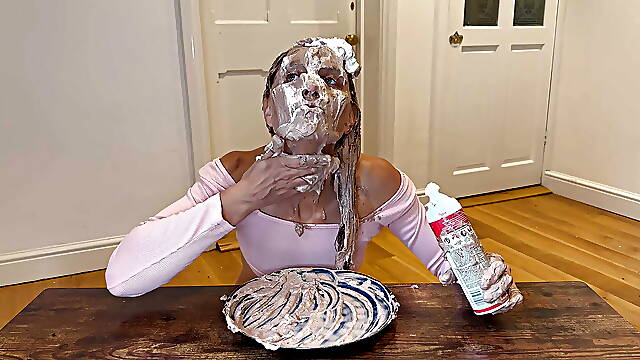 Messy Cake Face Ii (wam Sploshing Cake)
