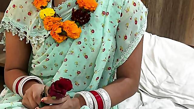 Sasur ne bahu ko khet dikhane ke bahane main dost ke room lejake bahu ke chudai kar dee