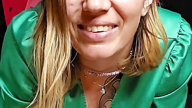 Vends-ta-culotte - Very hot French amateur woman shows of her delicious body and masturbates her...