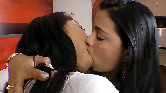 Kissing - Hot Kisses by India Mulan and Yasmin Alvez