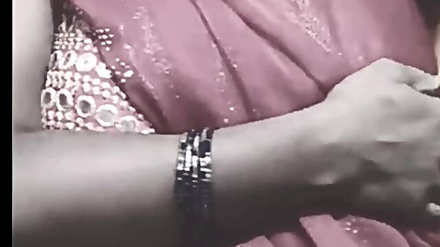 Desi mature aunty open bra...
