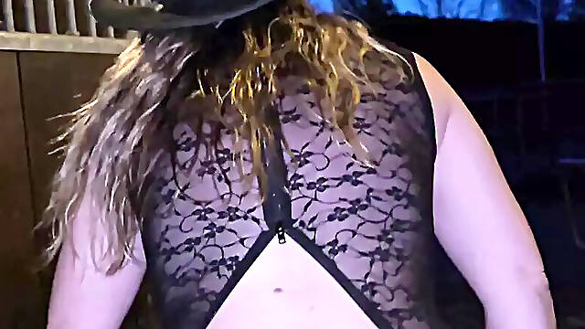 Milf Let Cuckold husband criempie her pussy after wild night