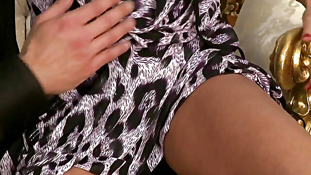 Nikky Blond an experienced woman with blonde hair gets