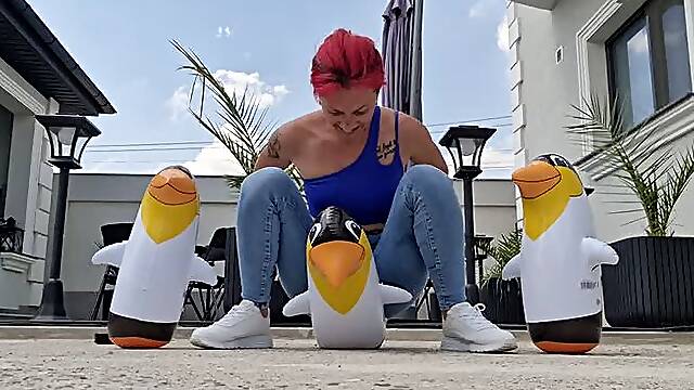 SMOKING PENGUIN POPPING – JEANS BOOTY RIDE & TOTAL INFLATABLE DESTRUCTION