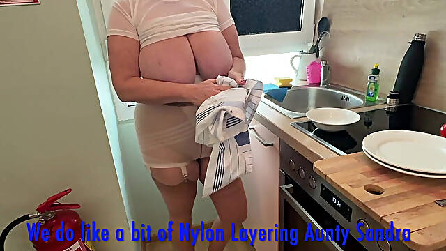 Aunty Sandra on Domestic Duties Vgq42